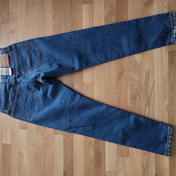 Levi's NWT - Wedgie Skinny Jeans - Medium Wash - 29" x 27" - Picture 5 of 8